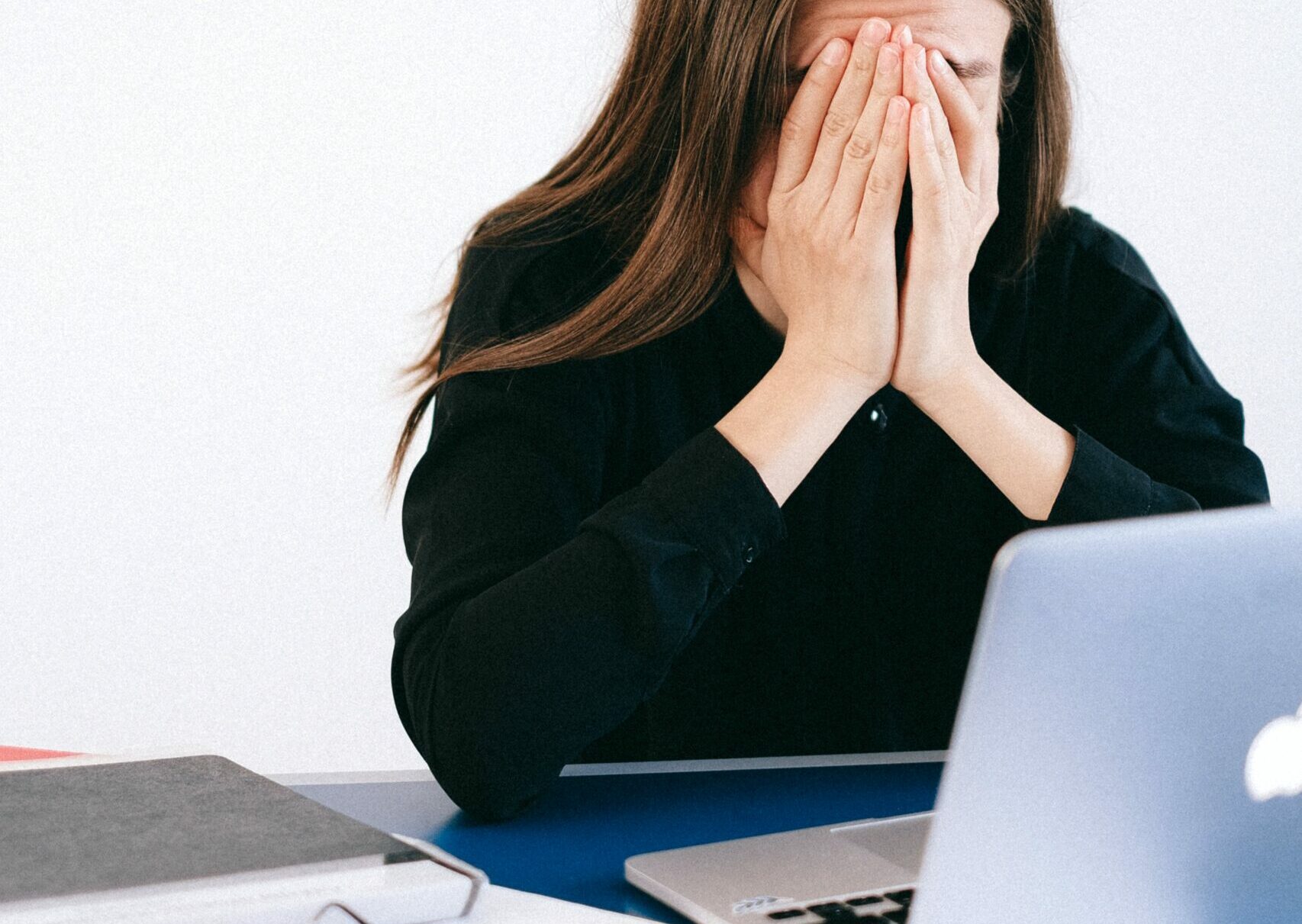 kvinde frustreret ved computer, manuel tidsregistrering på computer excel ark